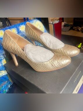 Ann Taylor Metallic Gold Croc-Embossed High Heel Pumps